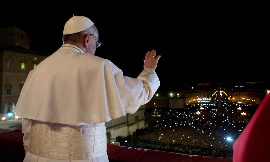 
O Papa Francisco saúda os fiéis no Vaticano
Foto:
OSSERVATORE ROMANO
/
REUTERS
