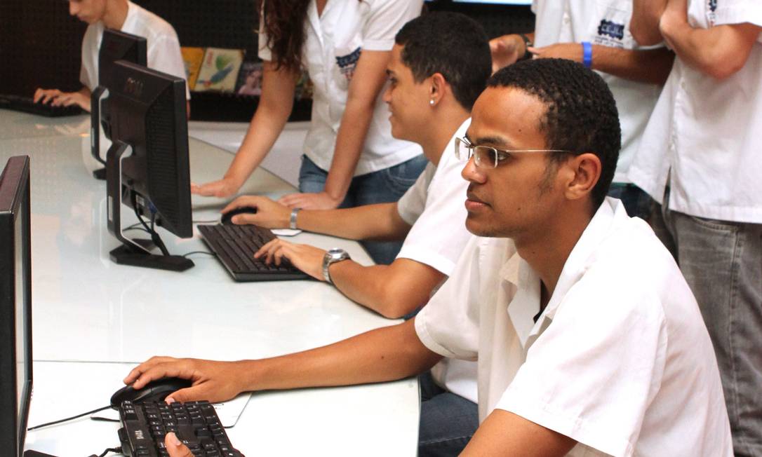 
Alunos utilizam um dos terminais de computadores da escola
Foto: Bia Guedes / Agência O Globo