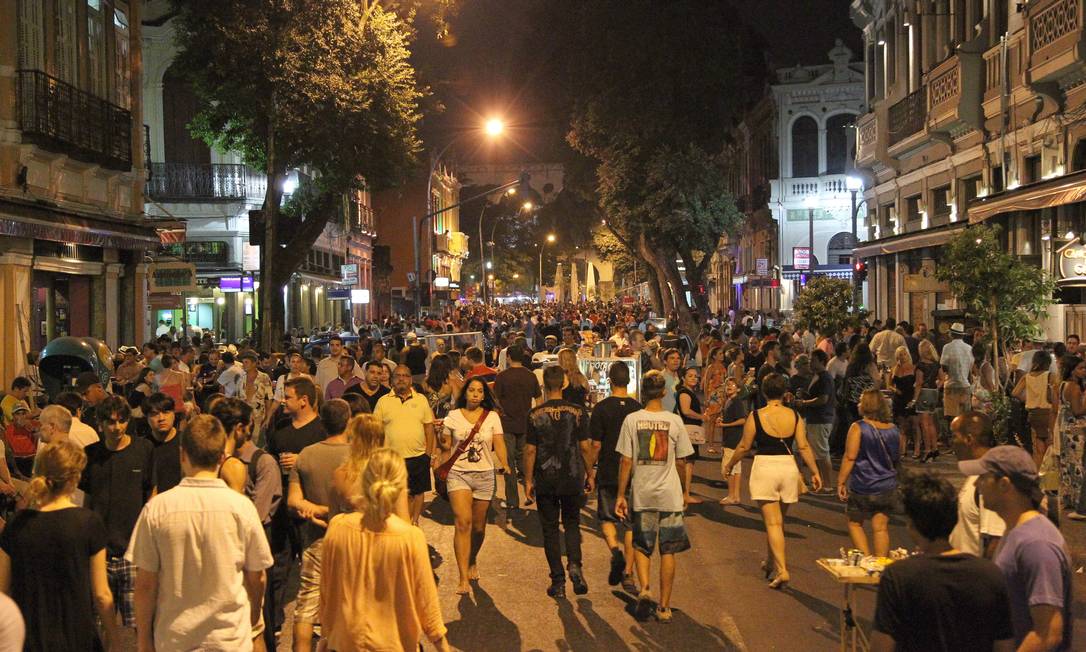 
Avenida Mem de Sá tomada por pedestres numa noite de fim de semana, a partir da próxima semana via não será mais bloqueada aos veículos
Foto: Carlos Ivan / O Globo