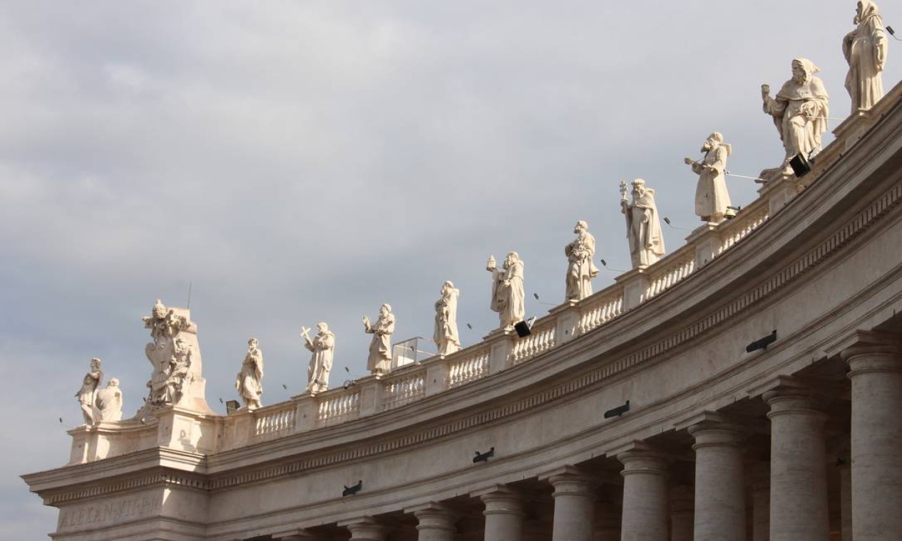 Sobre as 284 colunas jônicas estão imagens de santos, Papas e mártires da igreja. As esculturas foram desenhadas por Bernini e executadas por outros artistas Foto: Bruno Agostini / O Globo