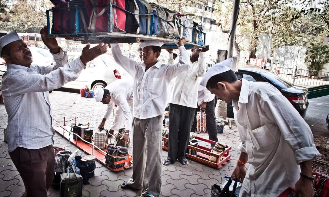 
Eficácia no improviso: dabbawallas, os carregadores de quentinhas na Índia.
Foto: Terceiro / Divulgação/Meena Kadri