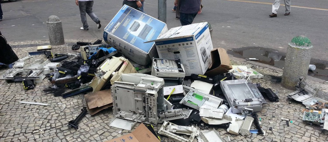 Foto: lixo eletrônico descartado na calçada de uma rua (Loris Schuchmann )