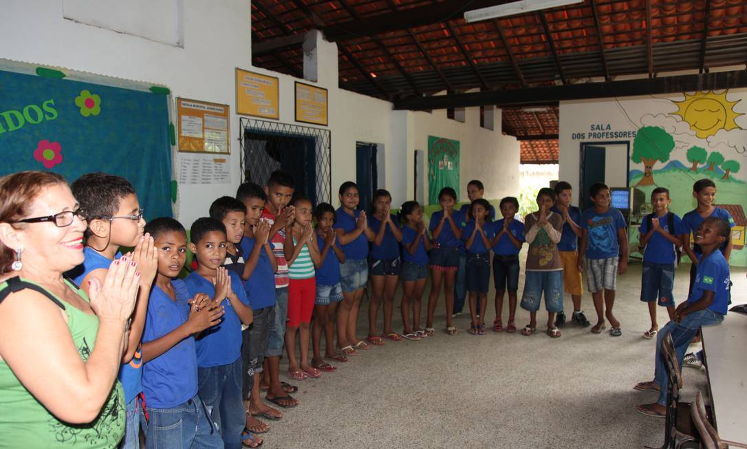 
Irene Maria da Costa, vice-diretora da Escola Municipal Aurino Nunes, em Teresina, reza o Pai Nosso com os alunos
Foto: Efrém Ribeiro