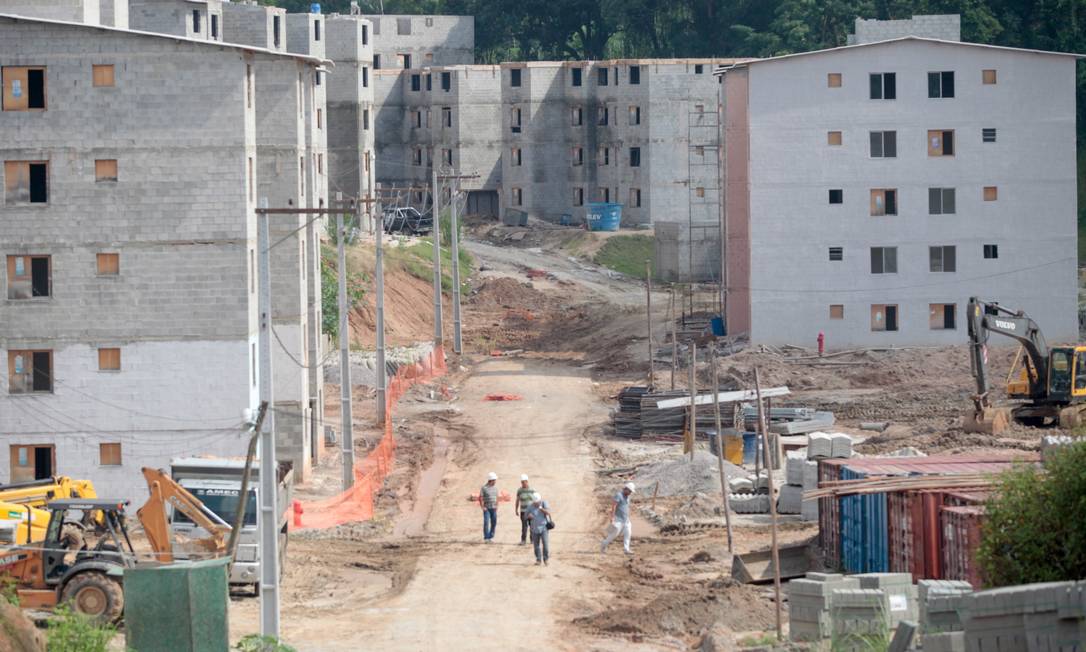 Conjunto Habitacional Zilda Arns, construído para receber os desabrigados do Bumba, em Niterói, apresenta rachaduras Foto: Pedro Kirilos / Agência O Globo
