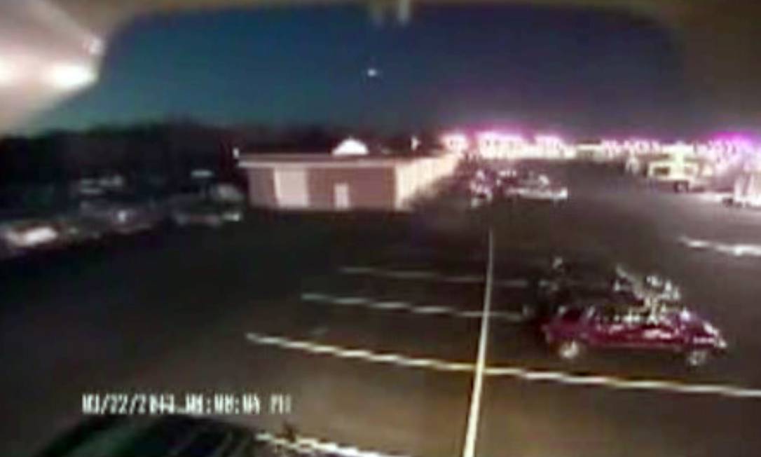 Nessa imagem de um vídeo fornecido pela empresa de reparo de automóveis Hopkins Automotive, um forte raio de luz cruza o céu na noite desta sexta-feira Foto: AP