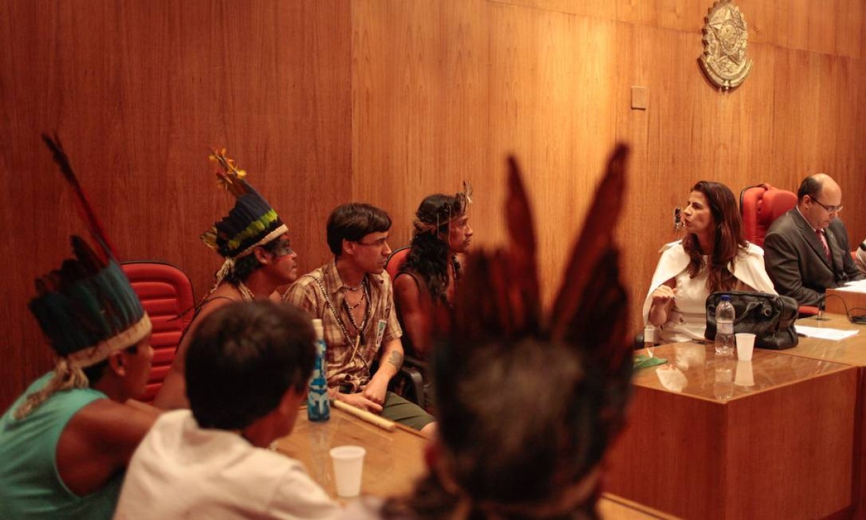 Os indígenas durante audiência pública neste domingo na sede da Justica Federal, no Centro da cidade Foto: Pedro Kirilos / Agência O Globo