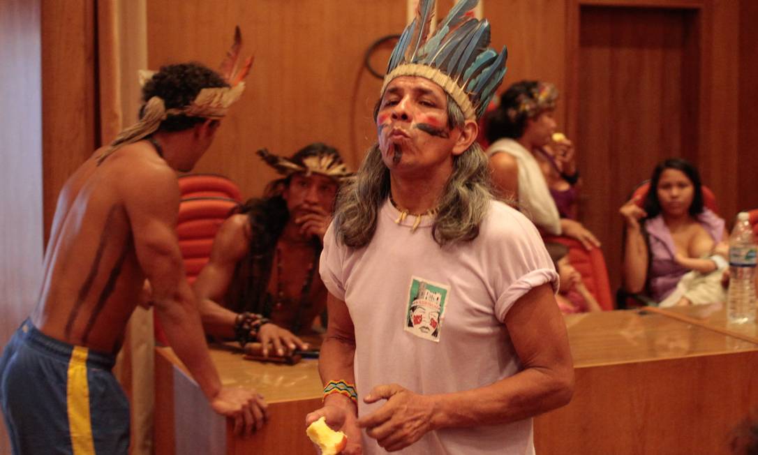 O indígena Urutau, da etnia Guajajara, que deixou sua tribo no Maranhão para vir estudar no Rio na década de 90 Foto: Pedro Kirilos / Agência O Globo