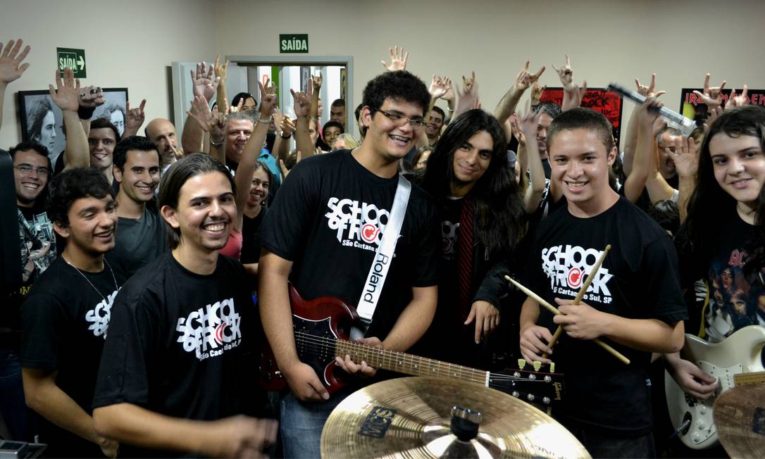 Alunos comemoram a inauguração da primeira School of Rock brasileira, que aconteceu no último sábado, em São Caetano do Sul Foto: Divulgação