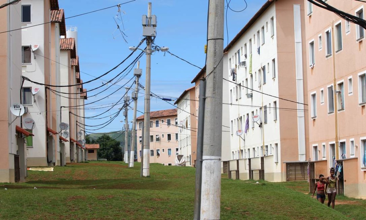 No mesmo conjunto, postes estão tortos próximo aos prédios. Foto: Carlos Ivan / O Globo