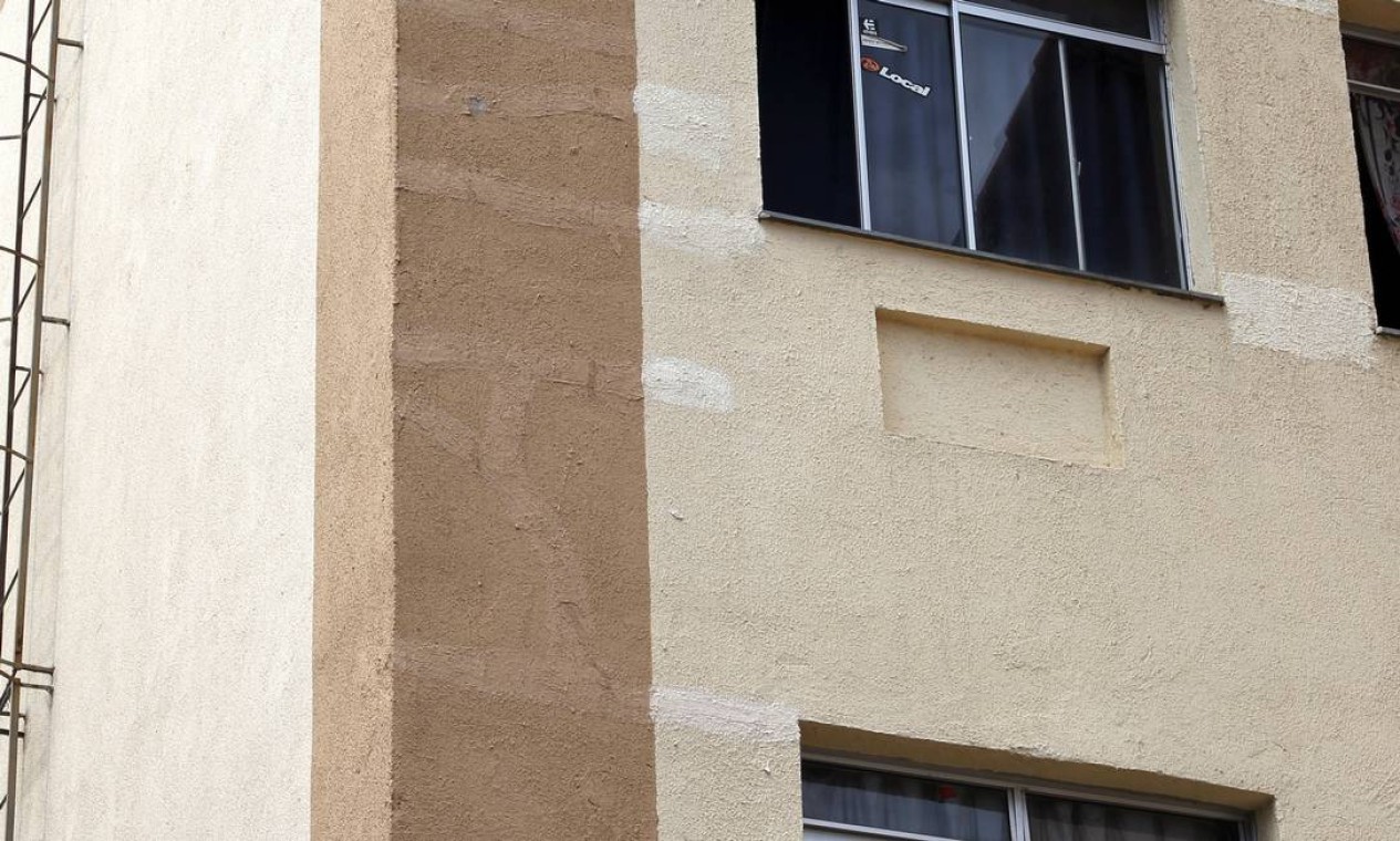 Em Realengo, no Ipê Branco, são muitas as marcas de remendos devido a fissuras nas fachadas. Foto: Carlos Ivan / O Globo