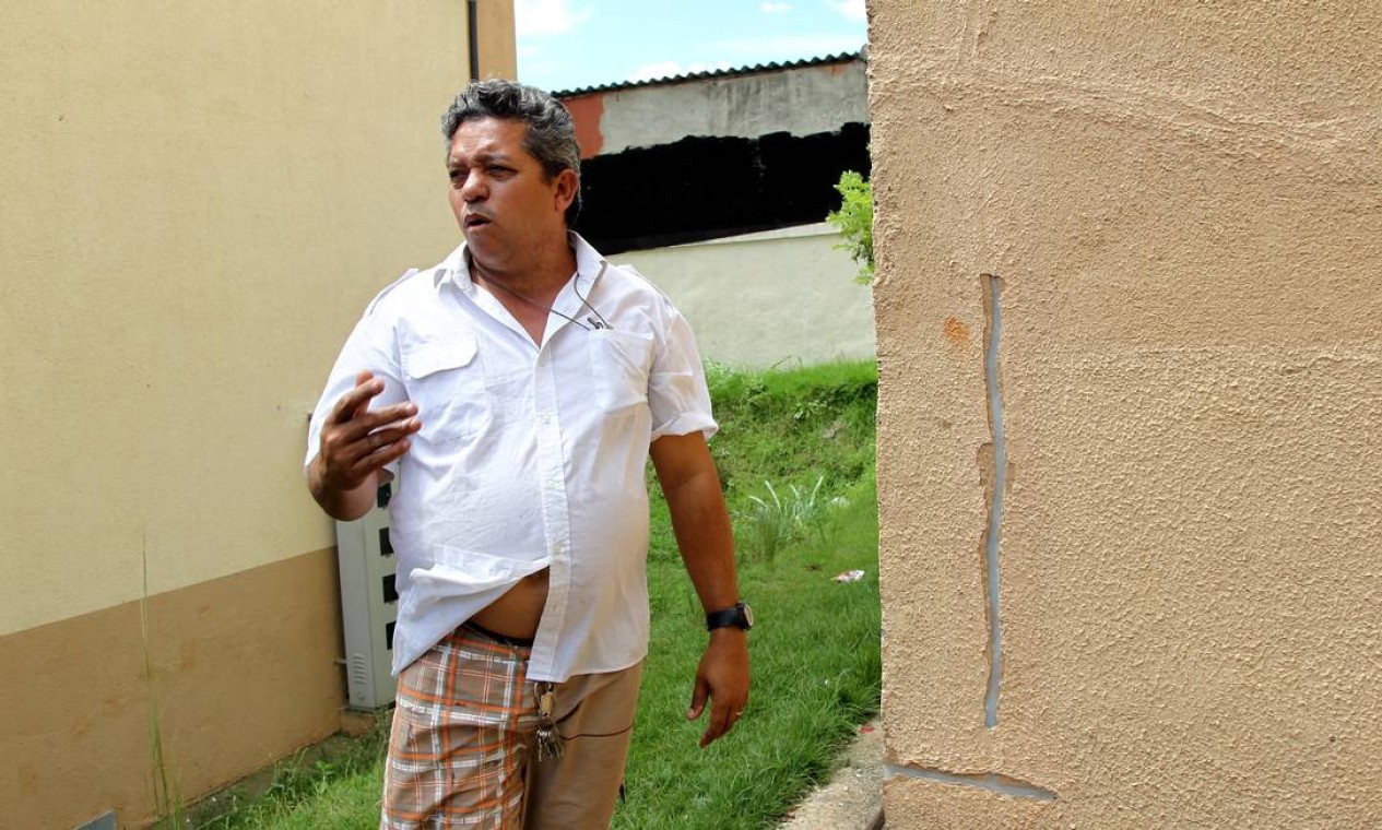 Síndico do Ipê Branco, José Rodrigues Carneiro diz que moradores têm medo devido às rachaduras. Foto: Carlos Ivan / O Globo