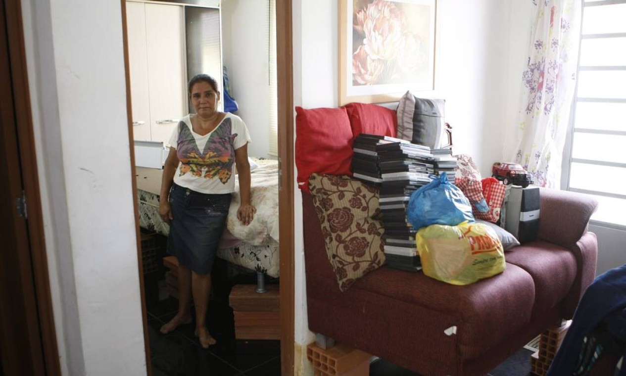 A dona de casa Mirian Barros pôs tijolos debaixo do móveis para tentar salvá-los de novas enchentes no Santa Lúcia, em Duque de Caxias. Foto: Eduardo Naddar / O Globo