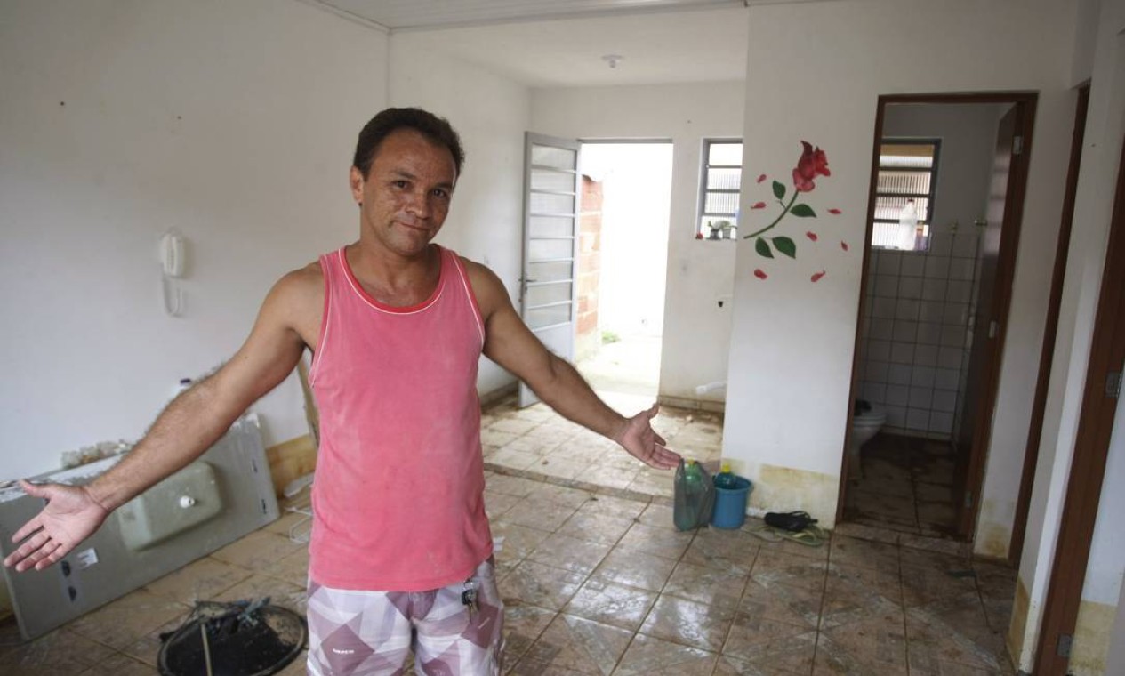 Gilberto Gomes da Silva ainda não conseguiu limpar sua casa desde a enchente. Foto: Eduardo Naddar / O Globo
