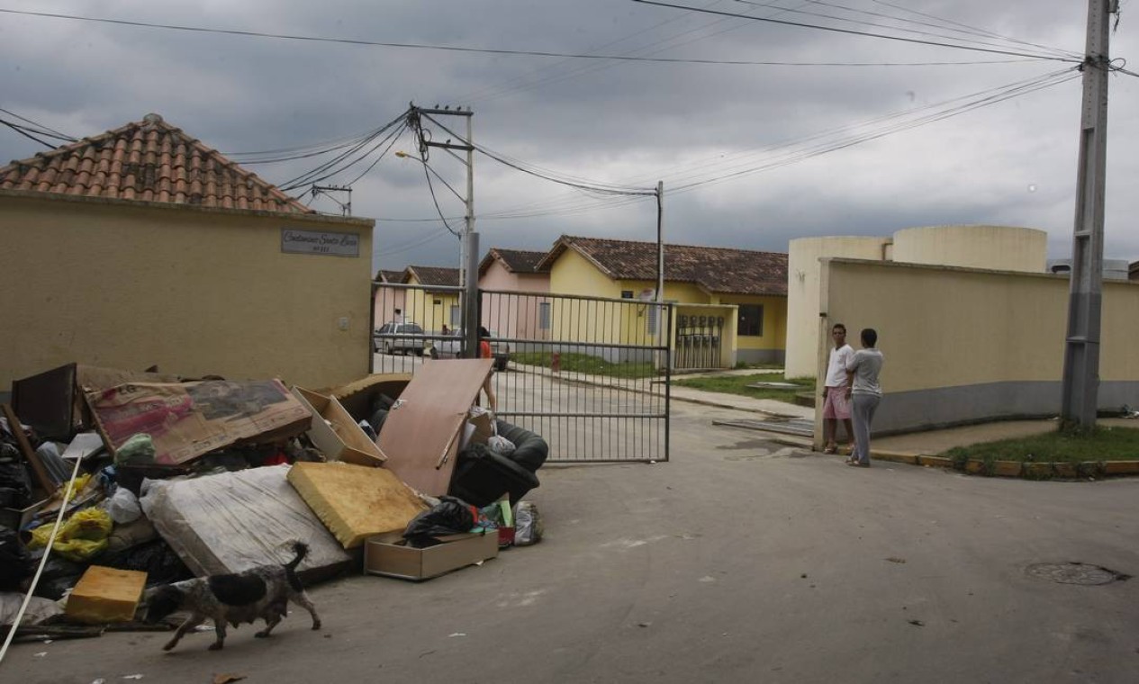 Montes de móveis se acumulam no portão do Santa Lúcia Foto: Eduardo Naddar / O Globo