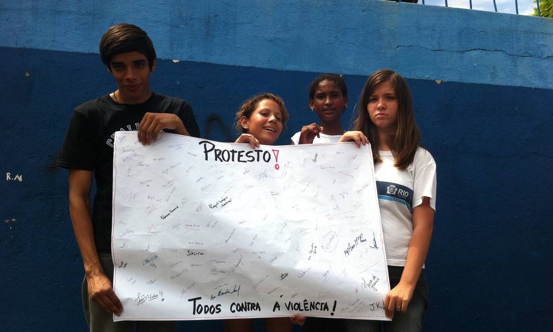 
Estudantes protestam contra violência em escola de Piedade onde diretora foi agredida
Foto: Maria Elisa Alves / O Globo
