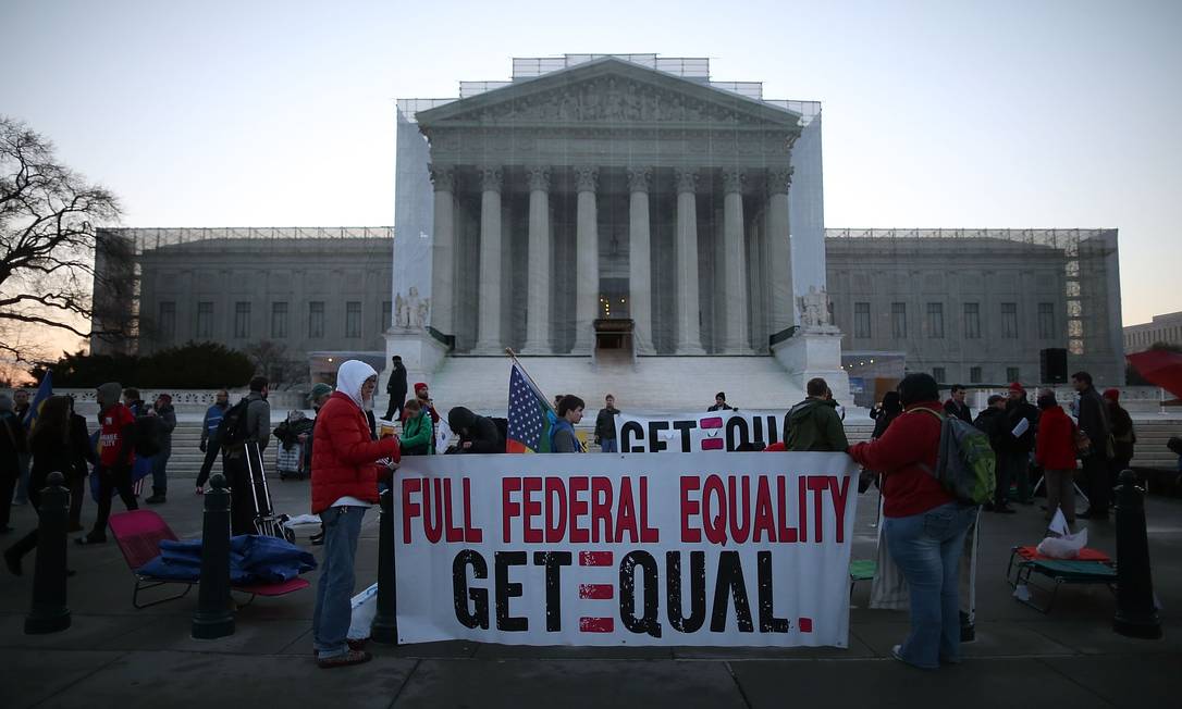 
Ativistas pelos direitos de homossexuais fazem manifestação em frente à sede da Suprema Corte do EUA, em Washington
Foto:
MARK WILSON
/
AFP
