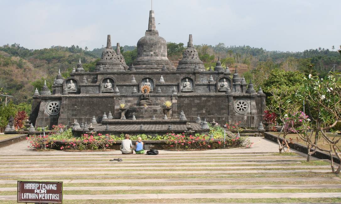 
Jardins do Templo de Ulun Danu, às margens do Lago Bratan, em Bali
Foto: Paula Autran / O Globo