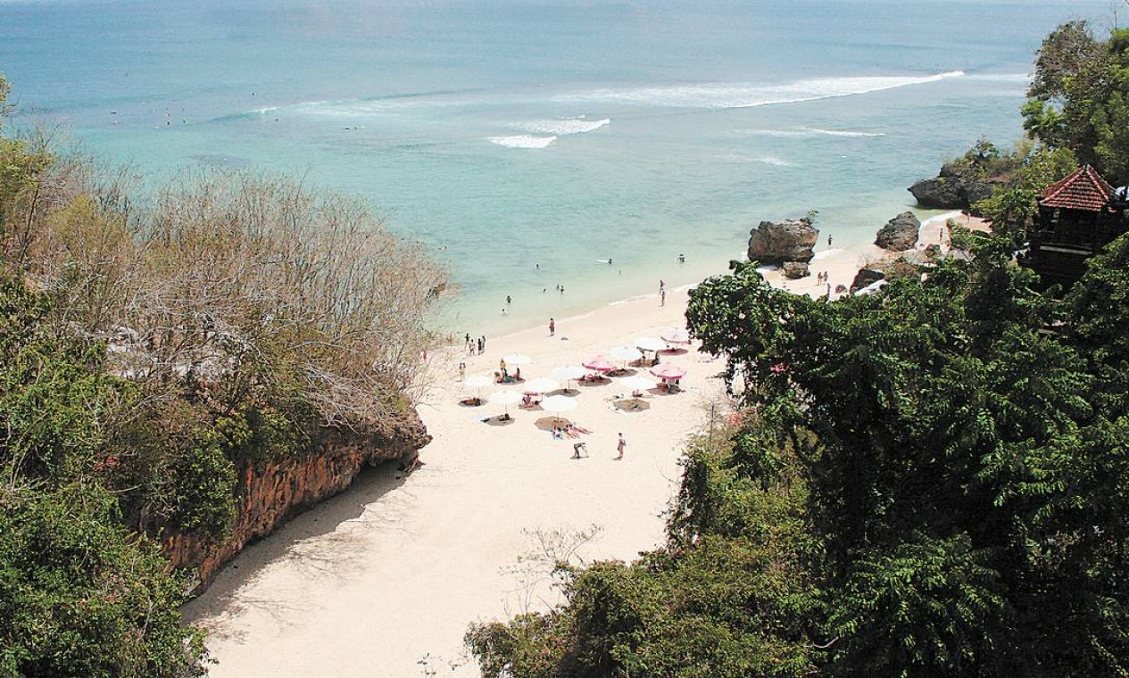 Outra praia famosa em Bali é Padang-Padang, que oferece mar liso na beira da praias e ondas para os surfitas ao fundo Foto: Paula Autran / O Globo