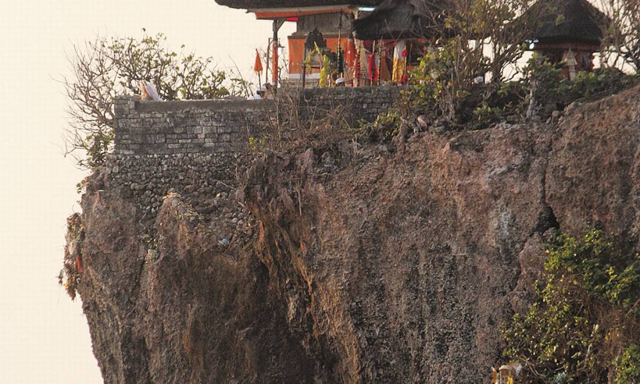 Outro templo perto do mar: em Uluwatu, cerimônias hindus a 70 metros sobre o Índico Foto: Paula Autran / O Globo