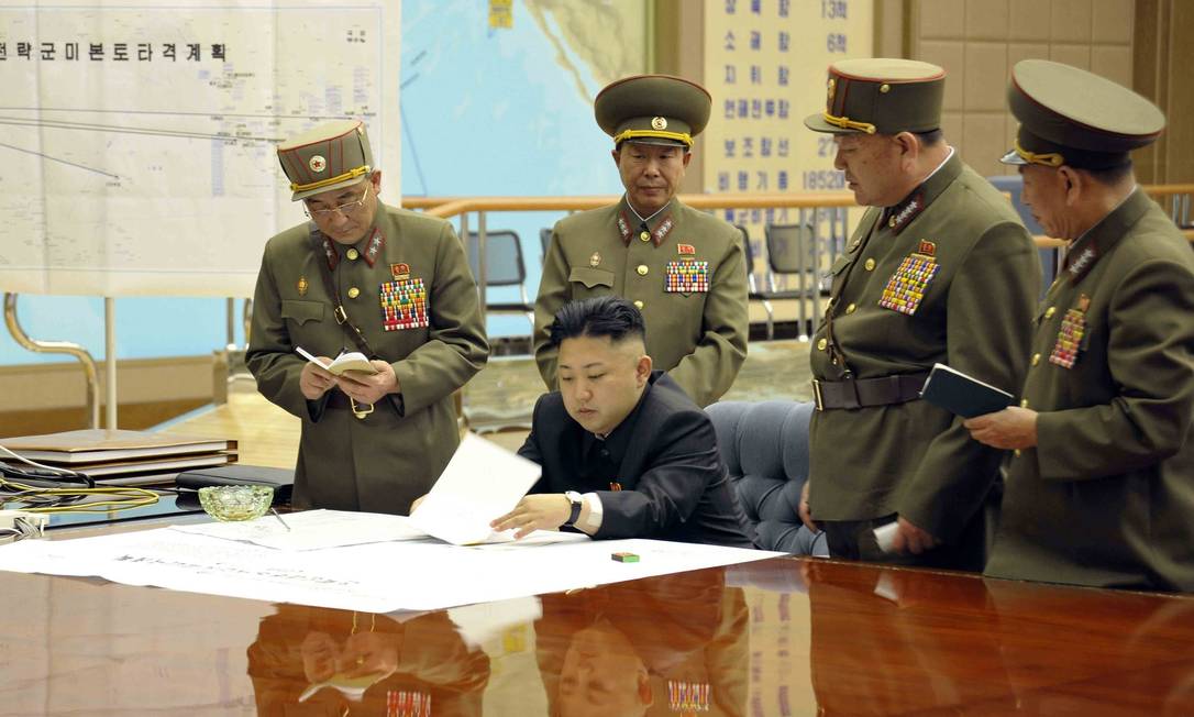 Presidente Kim Jong-un preside uma reunião com o exército coreano Foto: KCNA / REUTERS
