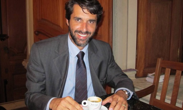 O juiz eleitoral Antonio Gaspar: hábito de recolher galhardetes e cavaletes irregulares pelas ruas das cidades Foto: Mauro Ventura / O GLOBO