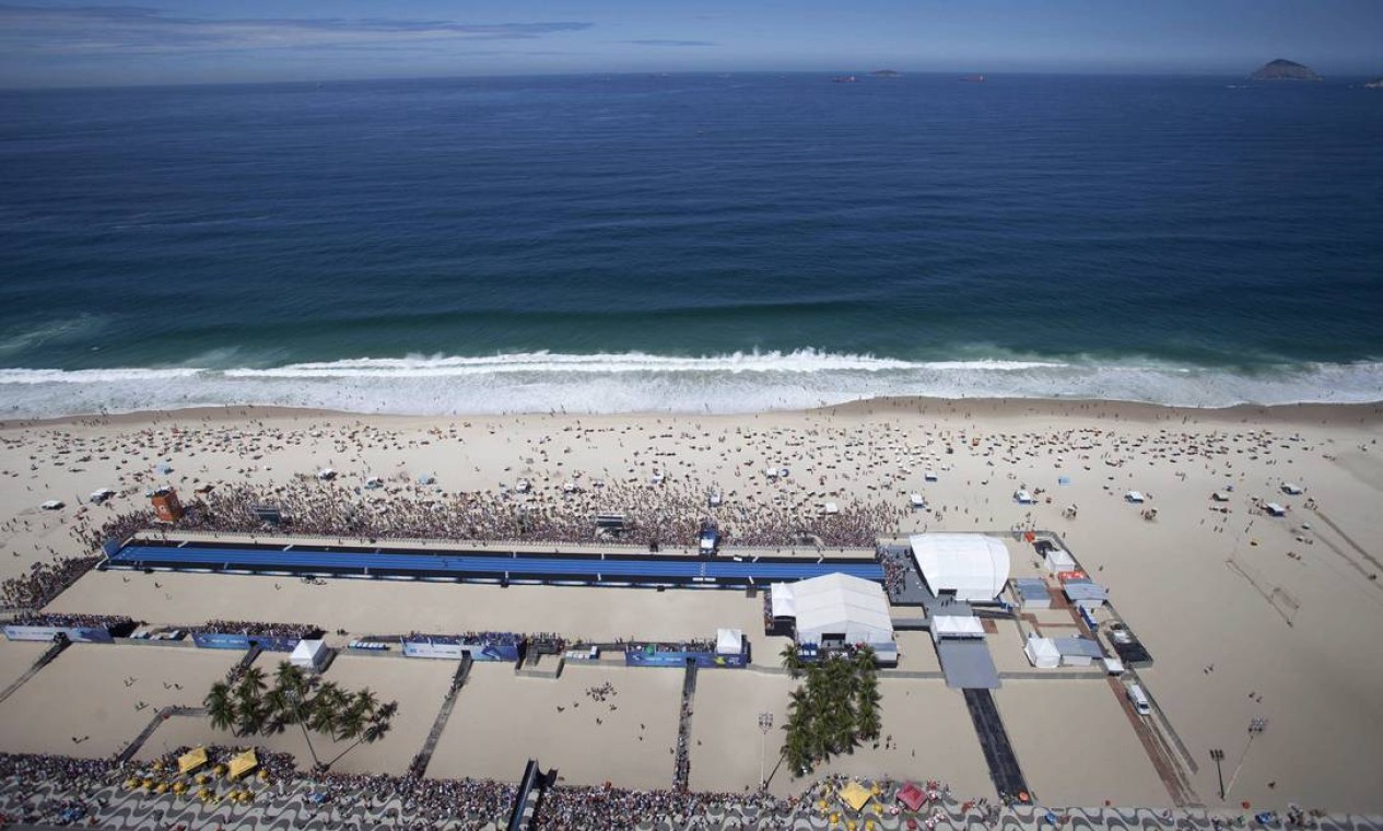 Uma vista - e que vista - da pista montada na Praia de Copacabana para o desafio Mano a Mano Foto: Ana Branco / Agência O Globo