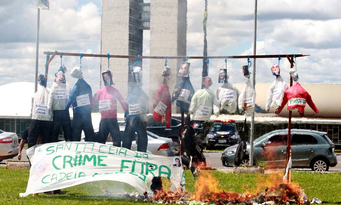 
Movimento Brasil Contra a Corrupção queimou 12 Judas políticos na frente do Congresso Nacional
Foto:
Ailton de Freitas
/
O Globo/01-04-2013
