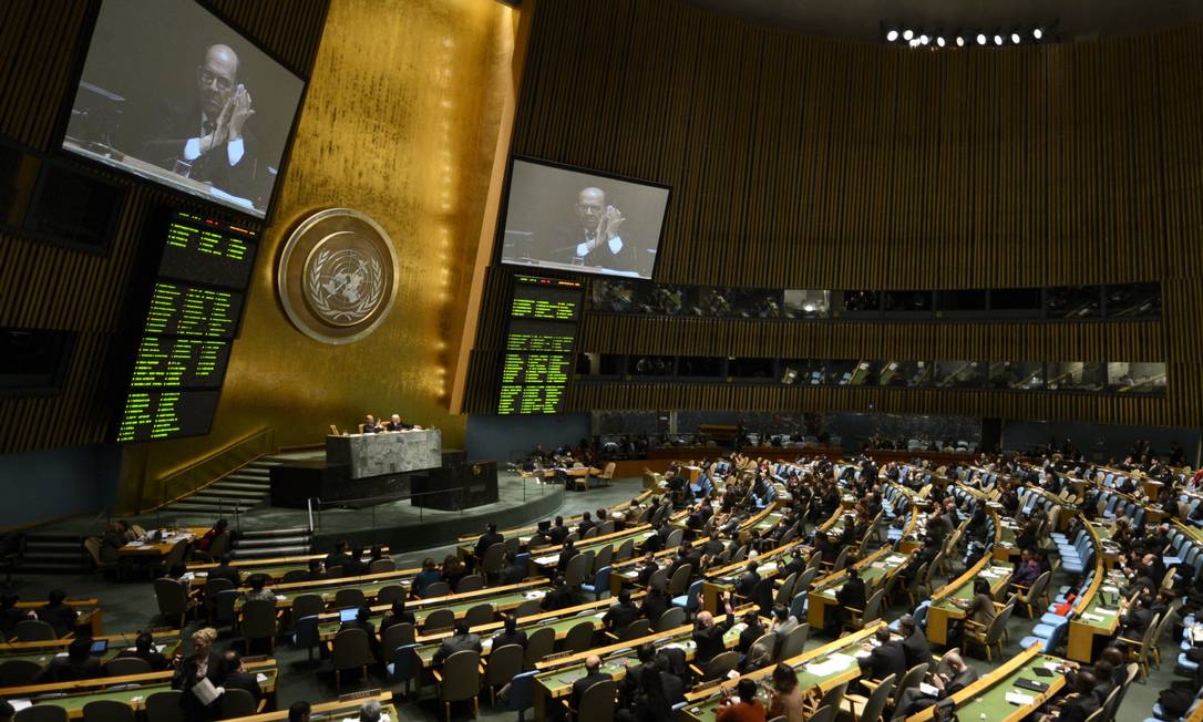 
Delegados nas Nações Unidas aplaudem a aprovação do tratado para regular o mercado de armas convencionais, o primeiro no gênero
Foto:
TIMOTHY A. CLARY
/
AFP
