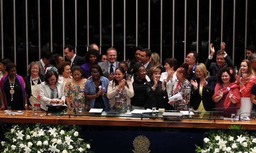Parlamentares, ministros e representantes da categoria comemoram a promulgação da PEC das Domésticas no plenário do Senado Foto: Givaldo Barbosa / Agência O Globo