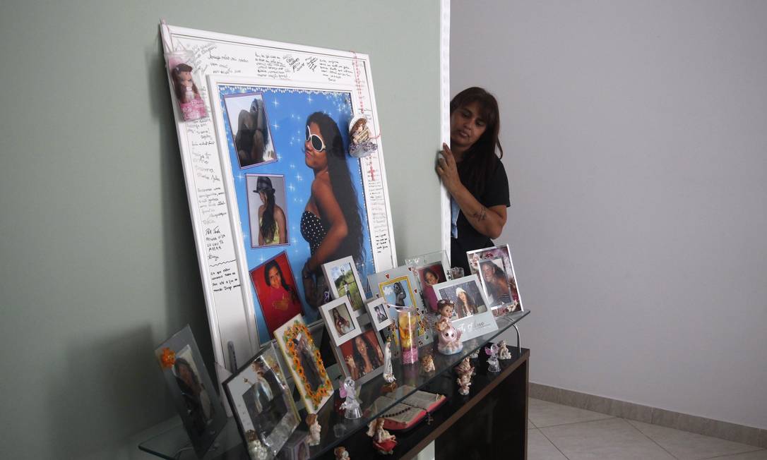 
Adriana Maria da Silveira, mãe de Luiza Paula, mantém fotos e um quadro da filha na sala de sua casa
Foto: Custódio Coimbra / O Globo