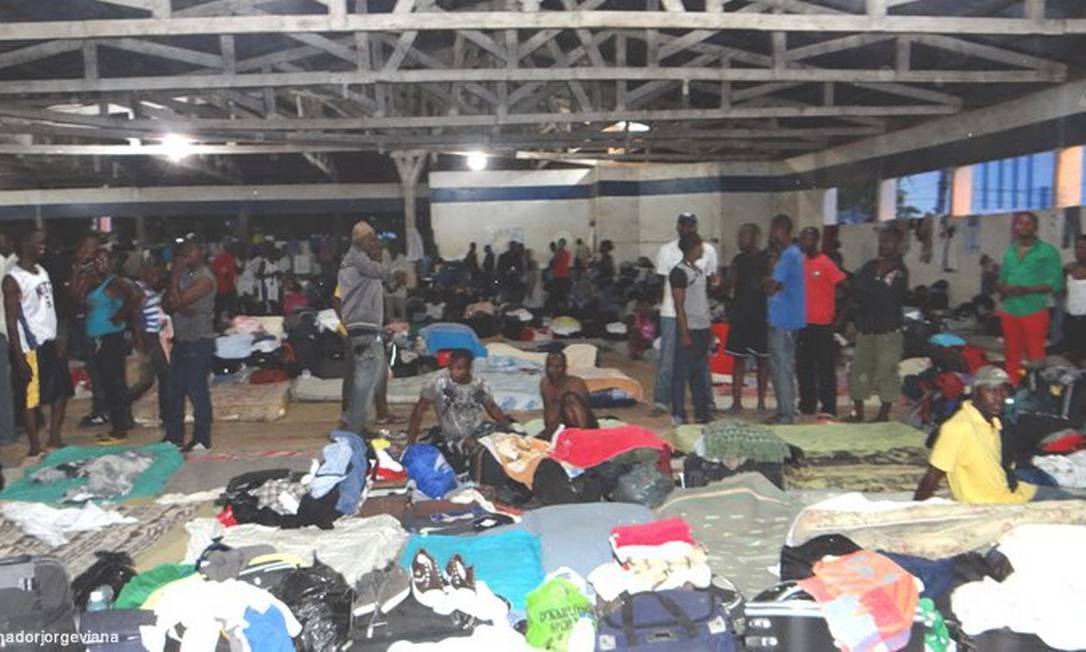 Estrangeiros ilegais, na sua maioria haitianos, acampados em clube na cidade de Brasiléia (AC) Foto: Divulgação