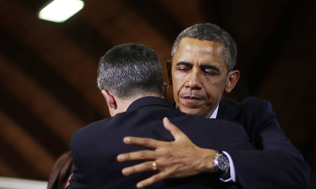 
Barack Obama abraça Ian Hockley, pai de um dos alunos mortos no massacre em Newtown
Foto: JASON REED / Reuters