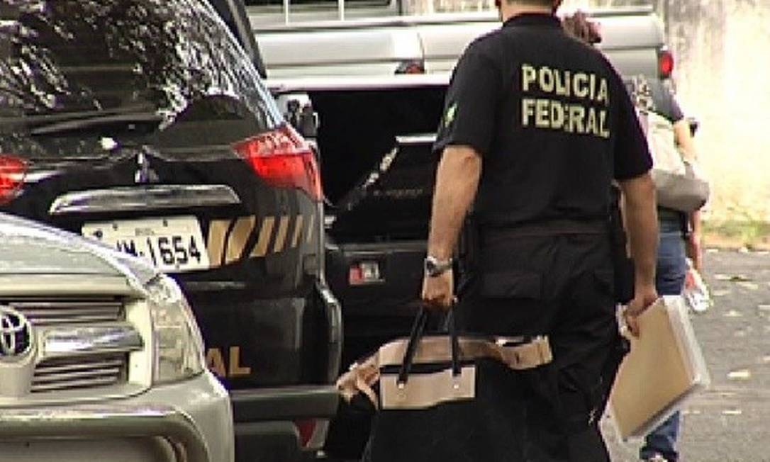 
Agente da Polícia Federal carrega material apreendido em operação em São Paulo
Foto: Reprodução TV