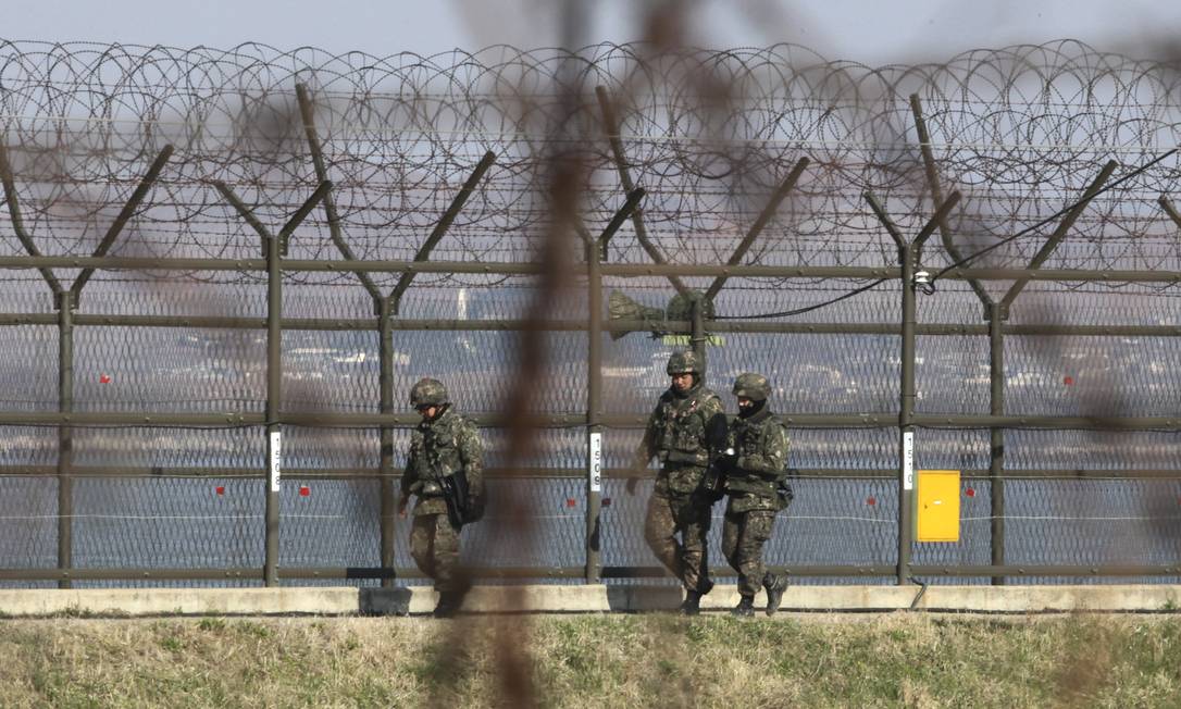 
Soldados patrulham em Paju, perto da zona desmilitarizada de Panmunjom, na Coreia do Sul
Foto: Ahn Young-joon / AP