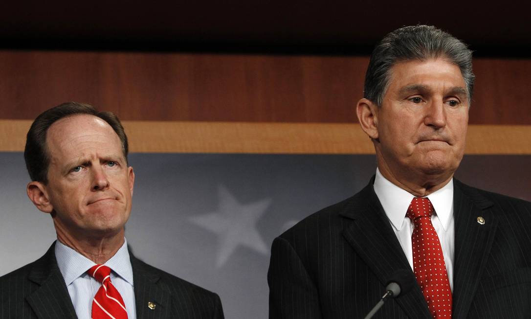 
Os senadores Pat Toomey (à esquerda) e Joe Manchin: acordo entre republicanos e democratas abre caminho para aprovação de controle maior de armas nos EUA
Foto: GARY CAMERON / Reuters