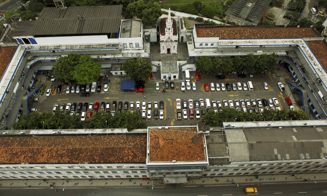 
A área de 13,5 mil metros quadrados oocupada pelo Quartel-General da PM, na Rua Evaristo da Veiga
Foto: O Globo / Gabriel de Paiva