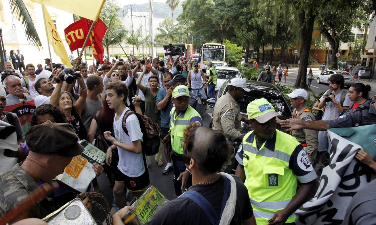 Protesto Contra Concessão Do Maracanã Jornal O Globo 