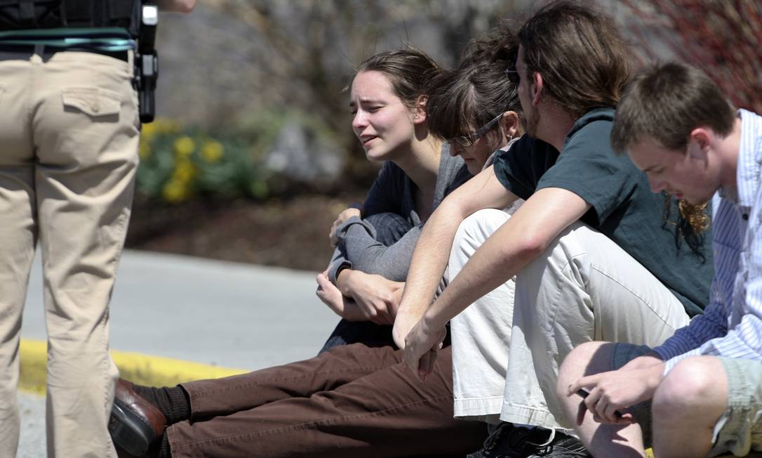 
Estudantes aguardam diante do shopping onde funciona uma escola técnica em Christiansburg, Virgínia, após uma pessoa armada balear duas mulheres
Foto: Daniel Lin / AP