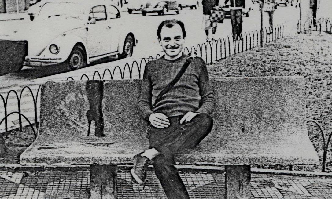 
Nascido na Etiópia, criado na Argentina e radicado no Brasil até sua morte, em 1987, aos 37 anos, Vallauri posa num banco em São Paulo, ao lado de uma bota desenhada por ele
Foto: Divulgação