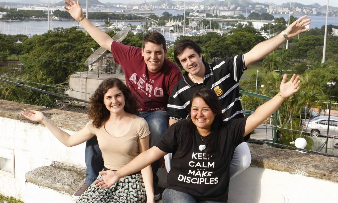 
Os voluntários Maria, Sara (de blusa preta), Alexey e Marcelo (de camisa listrada), no Outeiro da Glória -
Foto: Eduardo Naddar / Agência O Globo