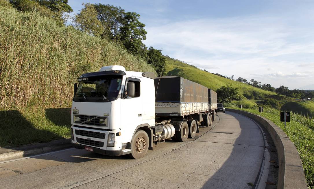 Caminhão de carga na estrada Foto:
Domingos Peixoto
/
Agência O Globo
