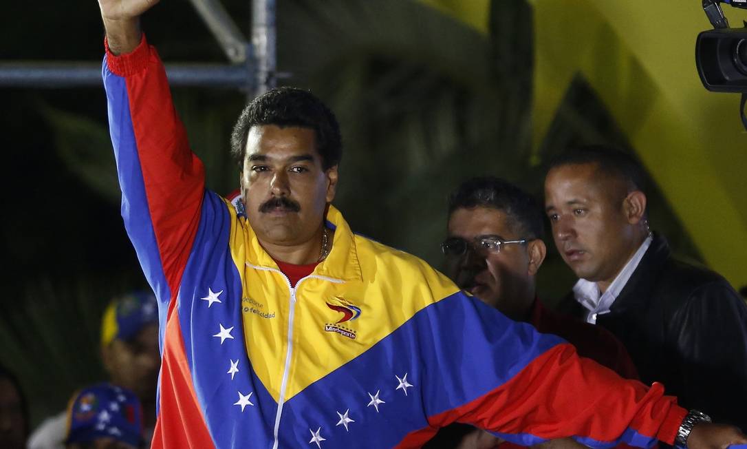 Maduro celebra vitória em palanque em frente ao Palácio Miraflores Foto: TOMAS BRAVO / REUTERS