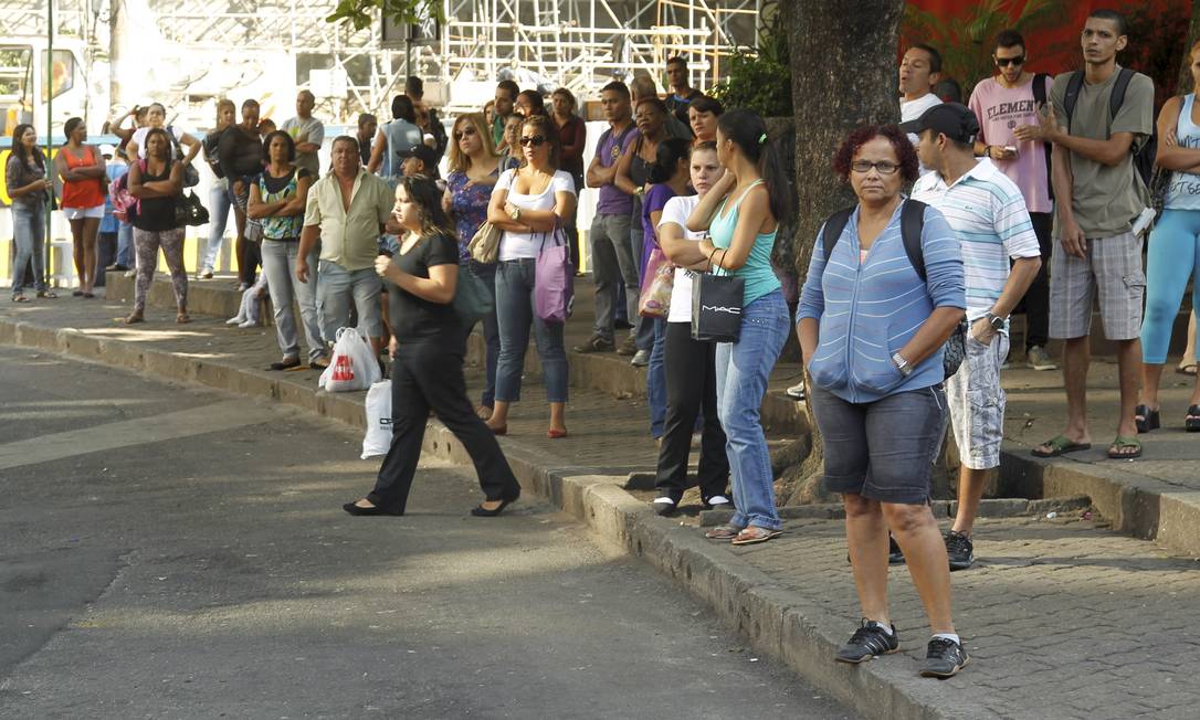 
Passageiros lotam ponto de ônibus na Rocinha
Foto: Gabriel de Paiva / Agência O Globo