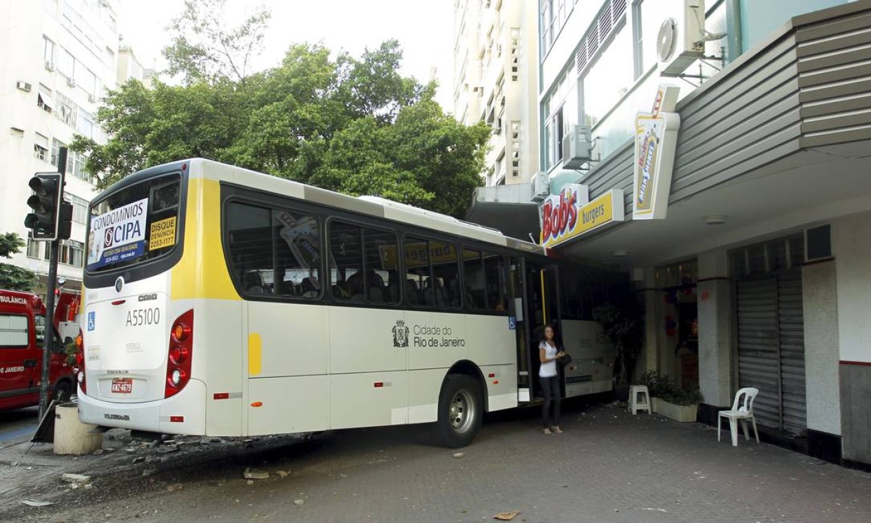 Após colidir com carro, ônibus invadiu portaria de prédio na esquina da Avenida Visconde de Pirajá e Rua Garcia Dávila, em Ipanema Foto: Gabriel de Paiva / Agência O Globo