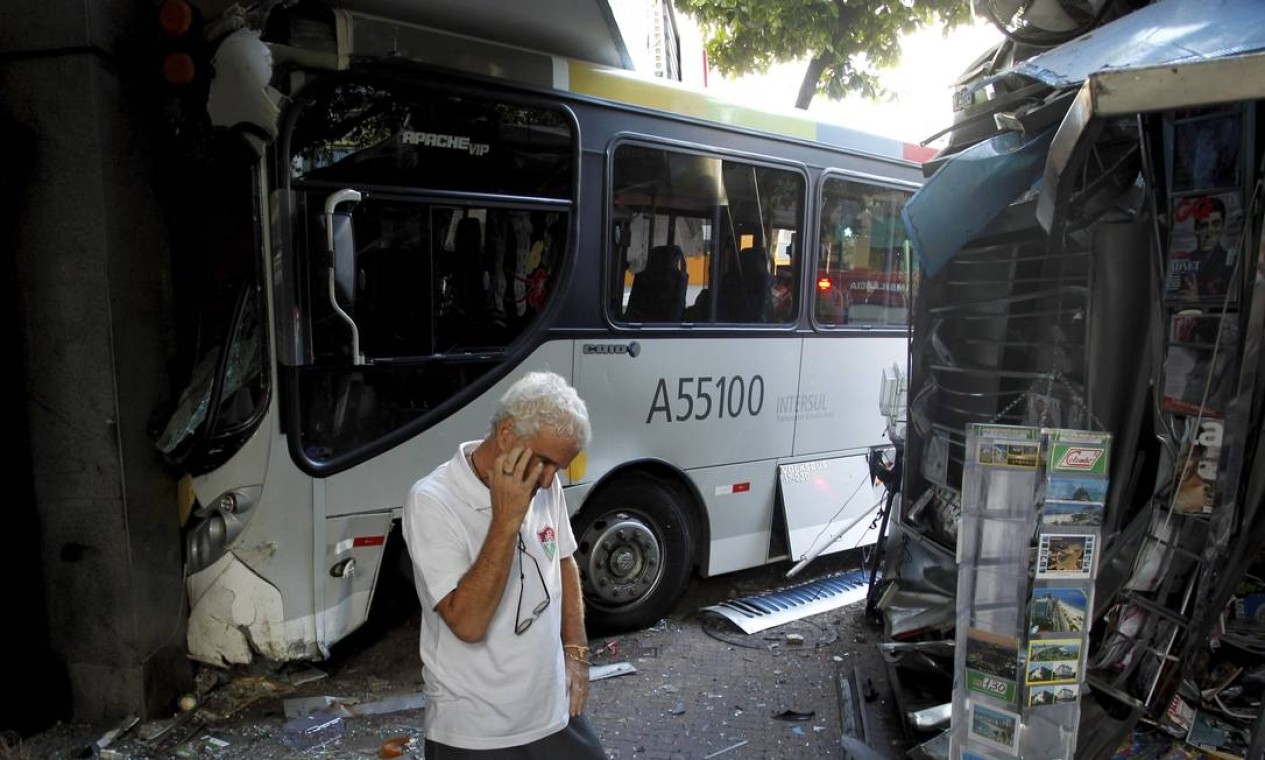 O pai do jornaleiro ficou chocado ao ver o estado da banca Foto: Gabriel de Paiva / Agência O Globo