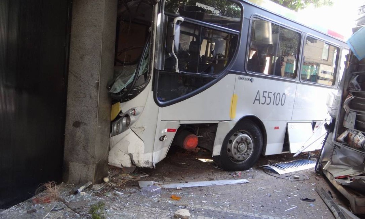 Acidente ocorreu por volta das 7h desta quarta-feira Foto: Foto do leitor José Conde / Eu-Repórter