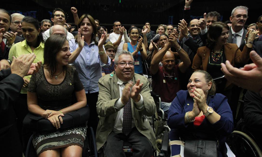 
A deputada Rosinha da Adefal (PTB-AL), à direita de blazer azul, no Plenário da Câmara, durante votação que aprovou aposentadoria especial para pessoas com deficiência
Foto: Givaldo Barbosa / O Globo