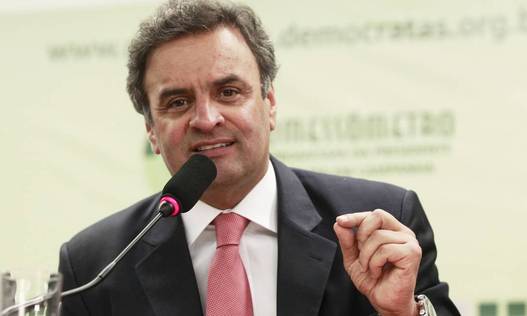 
Senador Aécio Neves (PSDB-MG) participou de reunião do DEM nesta quarta-feira
Foto: Jorge William / Agência O Globo