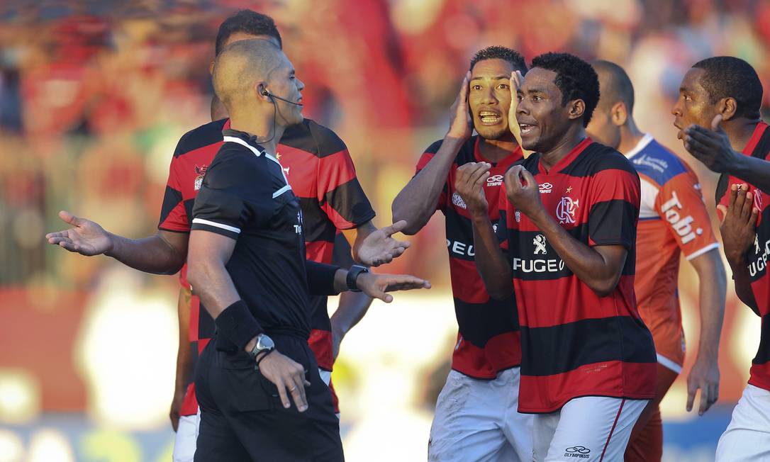 
Jogadores do Flamengo reclamam com o árbitro Pathrice Maia após a anulação do gol de Hernane no empate em 1 a 1 com o Duque de Caxias
Foto: Alexandre Cassiano/06-04-2013