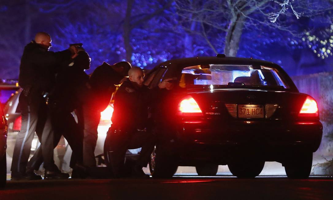 
Policiais buscam em Watertown um dos suspeitos de ter assassinado um policial no campus do MIT
Foto: Mario Tama / AFP